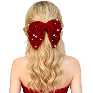Elegante fermaglio per capelli in velluto rosso con strass luccicanti su una modella