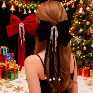 Détails du nœud à cheveux en velours rouge avec franges en strass et perles nacrées