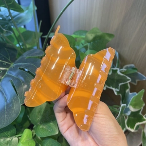 Pinza per capelli a farfalla arancione traslucida con trama a gelatina e molla