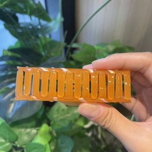 Pinza per capelli a forma di croissant in acrilico arancione con strass decorativi