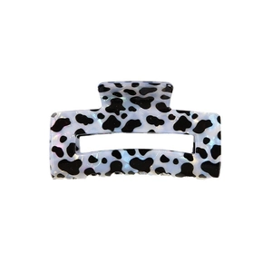 Détail d'une pince à cheveux rectangulaire ajourée au motif léopard blanc nacré