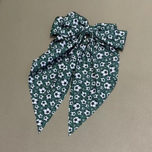 Barrette nœud vert sport avec imprimé football et longs rubans pour filles