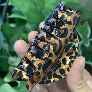 Elegant leopard print hair claw clip for women featuring glossy brown and black resin pattern