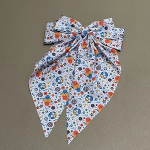 Nœud à cheveux géant avec motifs de football et d'étoiles colorées sur rubans pour sport