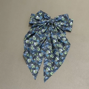 Détail macro d'un nœud papillon sport avec motifs de football et texte Goal