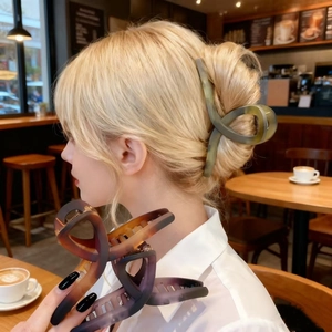 Elegant 13cm matte shark hair claw clip in vintage green for thick hair styling