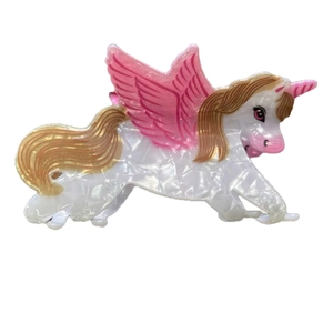 Pince à cheveux licorne créative avec fini nacré et ailes roses sur fond blanc