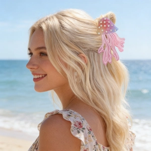 Detail van de kwallen haarklem met strassteentjes gedragen op het haar aan het strand
