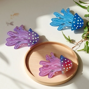 Detail van kwallen haarklemmen met strass steentjes in blauw, paars en roze gradiënt