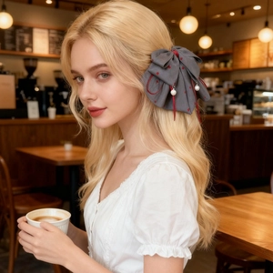 Pince à cheveux vintage grise avec cœurs rouges et pendentif élégant en perle