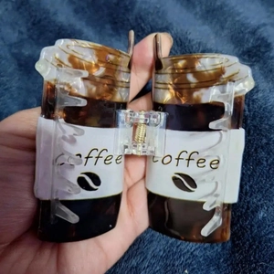 Pince à cheveux tasse à café unique en acrylique avec texture écaille pour femme
