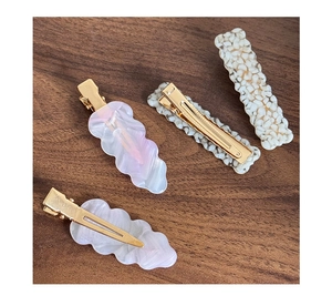 Detailansicht der Acetat-Haarklammern mit Wellenmuster und goldenem Krokodilclip