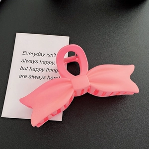 Detailansicht der rosa mattierten Haarklammer mit Schleifendesign und Metallfeder