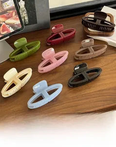 Gros plan de pinces à cheveux en PC de haute qualité en 8 couleurs sur bois vintage