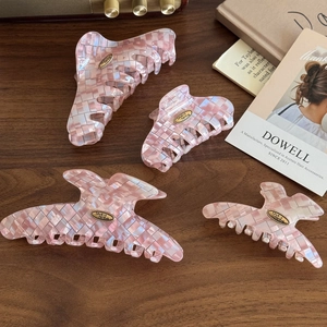 Set de 4 pinzas para el cabello de acetato con patrón de cuadros rosa perlado sobre madera