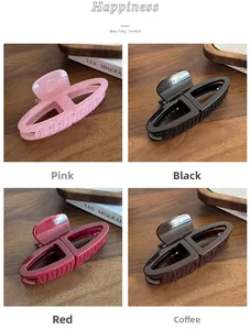 Détail de grandes pinces à cheveux couleur gelée en rose, noir, rouge et café