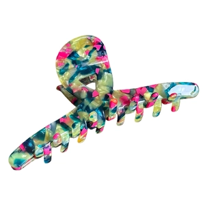 Haarklammer aus Acetat mit floralem Marmormuster und buntem Mosaik-Design auf weißem Grund