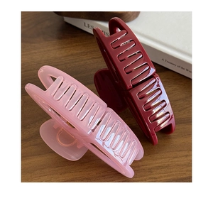 Détails de grandes pinces à cheveux rose et bordeaux avec finition en résine brillante
