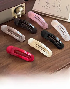 Gros plan de barrettes à cheveux colorées sur un bureau en bois avec décor vintage