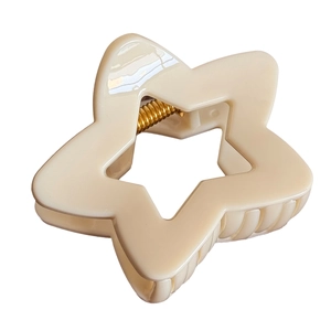 Pince à cheveux étoile blanc crème avec un design découpé minimaliste