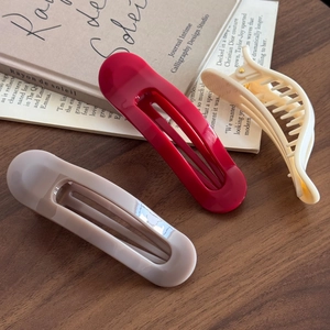 Lot de 3 barrettes à cheveux minimalistes et pinces crabe sur une table en bois