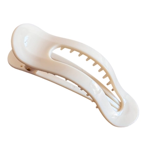 Pince à cheveux ondulée crème en PC minimaliste avec dents antidérapantes sur blanc