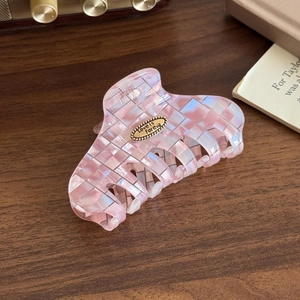 Pinza para el pelo a cuadros rosas y blancos en acetato con placa metálica dorada