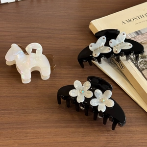 Set di mollette per capelli in acetato a forma di pony e fiori di perla su legno