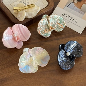 Eleganti fermagli per capelli a orchidea in acetato con perle in cinque colori su legno