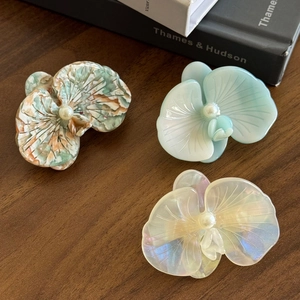 Eleganti mollette per capelli a orchidea in acetato con perle in tre varianti