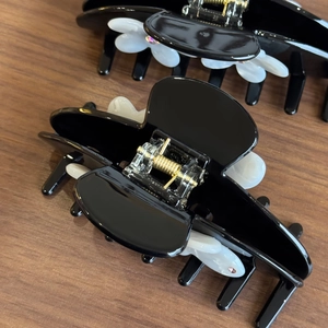 Pinza per capelli nera lucida con fiore 3D bianco e cristallo per acconciature eleganti