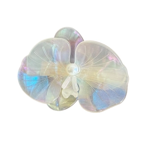 Elegante fermaglio per capelli a orchidea perlata con perla bianca su sfondo bianco