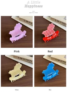 Gros plan de pinces à cheveux cheval à bascule avec motifs à pois roses, rouges et bleus
