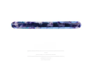 Détail de la pince à cheveux en acétate marbré bleu-violet avec finition brillante et barrette