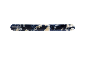 Détail d'une pince à cheveux en acétate de 10cm avec motif marbré bleu et crème
