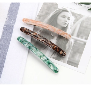 Trois barrettes à cheveux longues en acétate avec motifs marbre et écaille de tortue