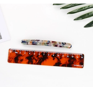 Vue de dessus d'une barrette à cheveux en acétate marbré de 11,5 cm mesurée avec une règle