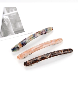 Détail de trois barrettes à cheveux de 10 cm en acétate aux motifs marbré et écaille