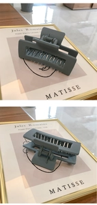 Détail d'une grande pince à cheveux rectangulaire grise avec finition mate et dents
