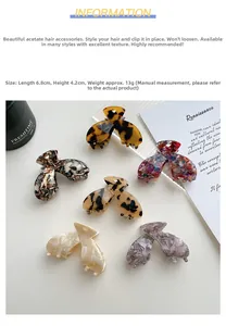 Détail de pinces à cheveux en acétate avec motifs marbrés et écailles de tortue