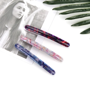 Lot de trois barrettes en acétate avec texture marbrée et clips à ressort longs et épurés