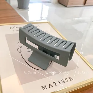 Pince à cheveux mate bleu-gris en résine avec découpe rectangulaire et longueur de 8,7 cm