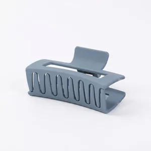 Pince à cheveux rectangulaire bleu mat avec finition en résine et ressort solide