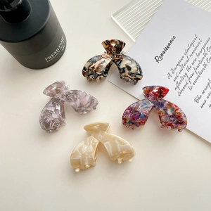 Lot de quatre pinces à cheveux minimalistes en acétate avec motifs léopard et écailles