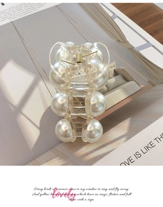 Grosse pince à cheveux en acrylique transparent avec perles blanches sur bois