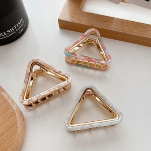 Lot de trois pinces à cheveux triangle en acétate marbré et métal doré chic