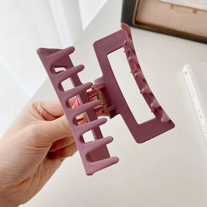 Pince à cheveux rectangulaire évidée en résine violet foncé avec une finition mate