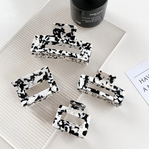 Set di fermagli per capelli in acetato con motivo marmorizzato bianco e nero