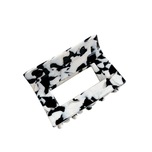 Pinza per capelli quadrata con motivo a mucca in bianco e nero e finitura marmorizzata