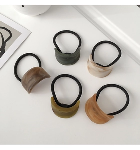 Set di cinque elastici per capelli con ciondoli a mezzaluna in resina marmorizzata colorata